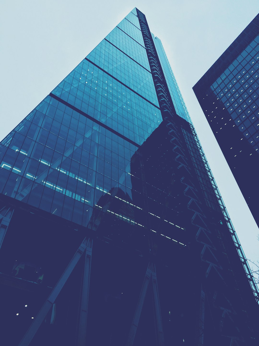 low-angle-photography-of-high-rise-building-kvfa3khqeie